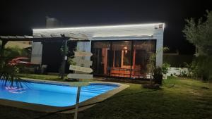 Bazén v ubytovaní Villa lujosa con spa, piscina y sala de juegos PRIVADOS alebo v jeho blízkosti