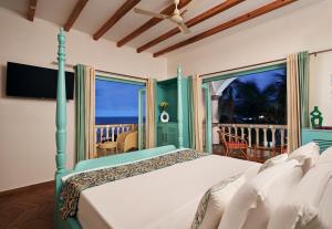 TV a/nebo společenská místnost v ubytování Larios Beach Holidays