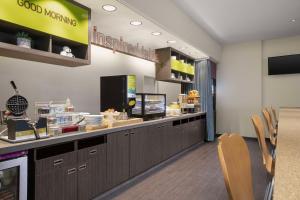 Home2 Suites By Hilton Phoenix-Tempe University Research Park的厨房或小厨房