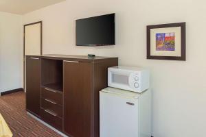 Kuchyň nebo kuchyňský kout v ubytování Quality Inn Amarillo I-40 East