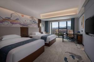 Postel nebo postele na pokoji v ubytování Ramada Encore by Wyndham Chenzhou North