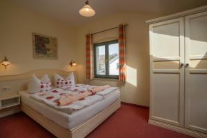 a bedroom with a large bed with pink pillows at Studio VS 14 in Heringsdorf