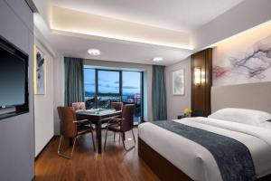 Postel nebo postele na pokoji v ubytování Ramada Encore by Wyndham Chenzhou North
