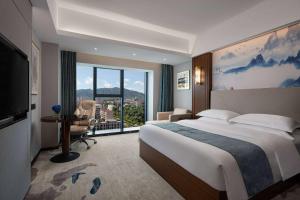 Postel nebo postele na pokoji v ubytování Ramada Encore by Wyndham Chenzhou North