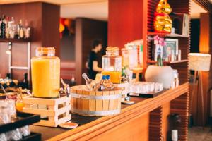 杜塞尔多夫Me and All Hotel Dusseldorf, by Hyatt的上面有橙汁罐的柜台