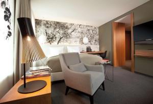 Me and All Hotel Dusseldorf, by Hyatt的休息区
