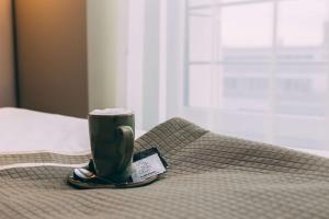 Me and All Hotel Dusseldorf, by Hyatt客房内的一张或多张床位