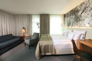 Me and All Hotel Dusseldorf, by Hyatt客房内的一张或多张床位