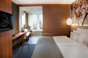 Me and All Hotel Dusseldorf, by Hyatt客房内的一张或多张床位