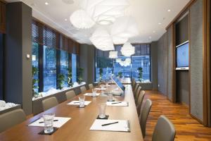 Me and All Hotel Dusseldorf, by Hyatt餐厅或其他用餐的地方