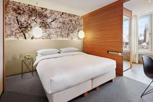 Me and All Hotel Dusseldorf, by Hyatt客房内的一张或多张床位