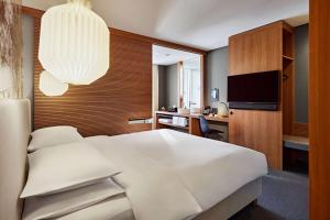 Me and All Hotel Dusseldorf, by Hyatt客房内的一张或多张床位