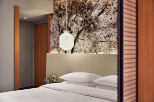 Me and All Hotel Dusseldorf, by Hyatt客房内的一张或多张床位
