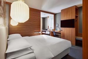 Me and All Hotel Dusseldorf, by Hyatt客房内的一张或多张床位