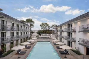 The Lum Hotel Los Angeles Stadium District内部或周边的泳池