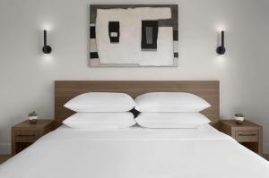 The Lum Hotel Los Angeles Stadium District客房内的一张或多张床位