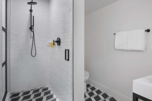 The Lum Hotel Los Angeles Stadium District的一间浴室