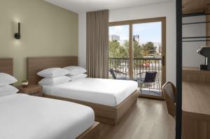 The Lum Hotel Los Angeles Stadium District客房内的一张或多张床位
