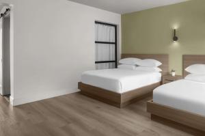 The Lum Hotel Los Angeles Stadium District客房内的一张或多张床位