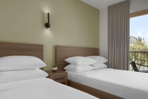 The Lum Hotel Los Angeles Stadium District客房内的一张或多张床位