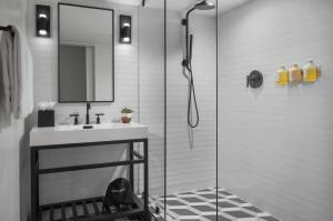 The Lum Hotel Los Angeles Stadium District的一间浴室