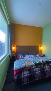 Ein Bett oder Betten in einem Zimmer der Unterkunft Cafe Alpenglow