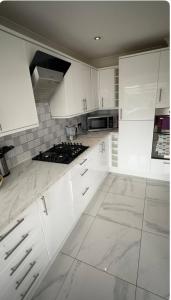 Ảnh trong thư viện ảnh của Luxurious & Beautiful Room With Double Bed-Own TV ở Northfleet