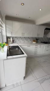 Ảnh trong thư viện ảnh của Luxurious & Beautiful Room With Double Bed-Own TV ở Northfleet