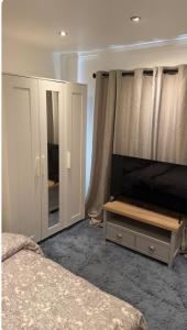 Ảnh trong thư viện ảnh của Luxurious & Beautiful Room With Double Bed-Own TV ở Northfleet