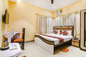 Ένα ή περισσότερα κρεβάτια σε δωμάτιο στο FabHotel Aayash - Nr City Center Metro Station