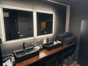a bathroom with two sinks and a mirror at Black Villa Naha 最大8名宿泊可 136平米 美栄橋駅 徒歩1分 in Tomari
