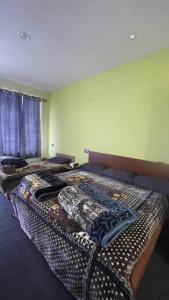 ein Schlafzimmer mit zwei Betten in einem Zimmer in der Unterkunft Cafe Alpenglow in Sissu