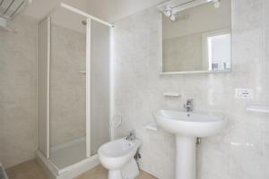 un bagno bianco con lavandino e doccia di Le Grazie Suite 2 in Florence a Firenze