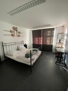 a bedroom with a bed and a desk in it at Schloss Nidda - FeWo mit Privatgarten, Fellnasen willkommen! in Nidda