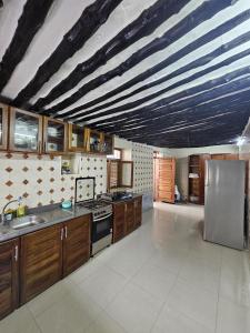 Η κουζίνα ή μικρή κουζίνα στο Hello Rafiki House - Stonetown