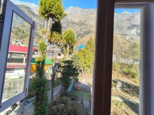 una ventana con vista a una montaña en Hotel Rigyal, en Lachung
