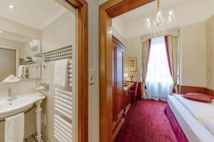 Posteľ alebo postele v izbe v ubytovaní Hotel Stefanie - VIENNA'S OLDEST HOTEL