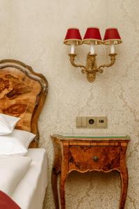 Posteľ alebo postele v izbe v ubytovaní Hotel Stefanie - VIENNA'S OLDEST HOTEL