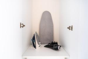 een witte plank met een föhn en een broodrooster bij Dusk - Harmonic Studio by Plus 49 in Mackenzie in Larnaka