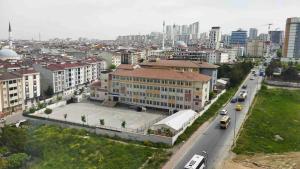 エセンユールトにあるDeluxe King Suite AS3の建物や車のある街並み