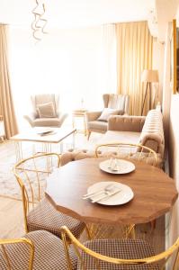 エセンユールトにあるDeluxe King Suite AS3の木製のテーブルと椅子のあるリビングルーム