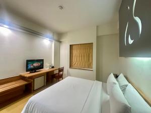 Televiisor ja/või meelelahutuskeskus majutusasutuses Sparks Life Jakarta, ARTOTEL Curated