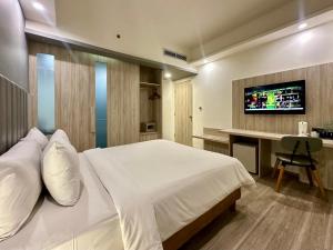 Televiisor ja/või meelelahutuskeskus majutusasutuses Sparks Life Jakarta, ARTOTEL Curated