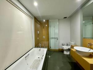 Vannituba majutusasutuses Sparks Life Jakarta, ARTOTEL Curated