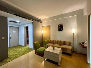 Istumisnurk majutusasutuses Sparks Life Jakarta, ARTOTEL Curated