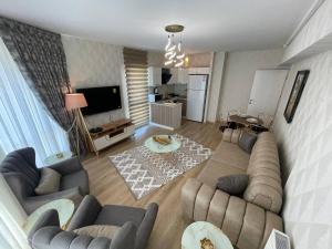 einen Blick über ein Wohnzimmer mit Sofas in der Unterkunft King Suite ZG5 in Esenyurt + 12 Fotos