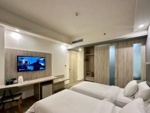 Televiisor ja/või meelelahutuskeskus majutusasutuses Sparks Life Jakarta, ARTOTEL Curated