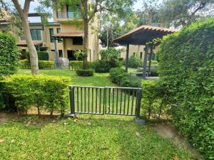 Κήπος έξω από το Issara Village 3 Bed Townhouse with a pool Cha-Am, Huahin