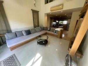 Χώρος καθιστικού στο Issara Village 3 Bed Townhouse with a pool Cha-Am, Huahin