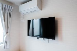 TV a/nebo společenská místnost v ubytování GLOU Higashi Shinjuku